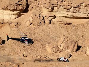 شاب سعودي يتحدى سائقي داكار العالمي بـ "وانيت داتسون"