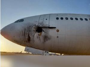 طائرة متضررة في مطار بغداد الدولي