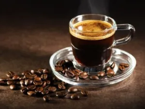 القهوة الداكنة..فوائدها ومحتواها من الكافيين