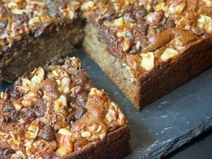 كيكة الموز بزبدة الفستق والشوكولاتة