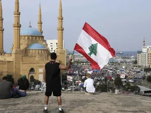 لبنان أيقونة عربية أم نسخة حوثية؟
