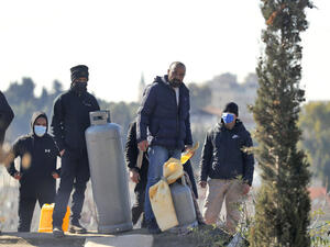 Mahmoud Salhieh threatens to burn himself 