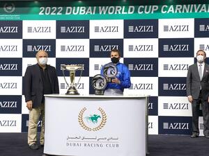 عزيزي تقدم الجوائز للفائزين في كرنفال كأس دبي العالمي 2022