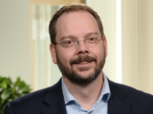 لارس هيرمان نائب رئيس منتجات وتقنيات منظومات الشركاء في «ريد هات» ريد هات و «سيلونيس» تحولان السُحُب المتعددة الهجينة إلى واقع ملموس لمساعدة المؤسسات على تعزيز ذكاء تنفيذ الأعمال