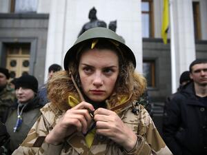 الدفاع الاوكرانيا تزج بالنساء في الحرب
