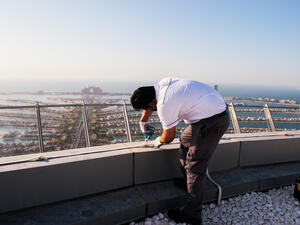 فريق من الخبراء المختصين في الميكانيك والكهرباء والسباكة للعناية بمنصة المشاهدة "ذا ڤيو آت ذا بالم" من ارتفاع 240 متراً أحد المعالم السياحية جاذبيةً محلياً وعالمياً "إمداد" تبرم عقداً لتوفير خدمات إدارة المرافق وبرمجيات منع فقدان البيانات لمنصة " ذا ڤيو آت ذا بالم" التابعة لشركة "نخيل"