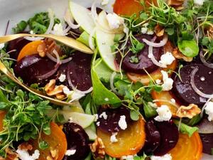 سلطة البنجر مع جبن الماعز و البلسمي