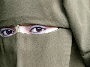 اعتقال مراهق اقام المزاد على المسلمات