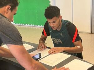 Luis Diaz signs for Liverpool (Photo: @FabrizioRomano) Luis Diaz signs for Liverpool (Photo: @FabrizioRomano)