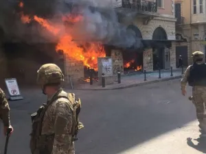 احراق مصرف في لبنان