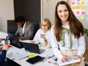كيف تتعامل مع زميل غيور في مكان العمل