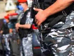 لبناني يحتجز العشرات داخل بنك