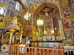 The largest quarter of Armenian Christians in Iran, who make up the bulk of the country's Christian population, is situated in the heart of Iran's cultural capital and comes alive around Christmas every year.