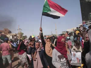 مظاهرات قد انطلقت في العاصمة وعدد من المدن السودانية للمطالبة بحكم مدني كامل.