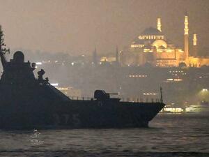 سفينة حربية روسية تعبر مضيق إسطنبول