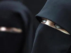  أقبلت الكثير من الفتيات والنساء على شراء البرقع على اختلاف أشكاله وألوانه