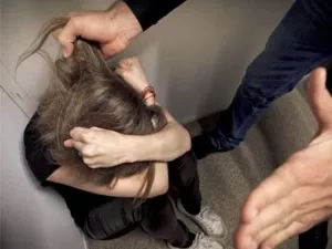 ضرب الزوجات بين "المسواك" و"كسر الضلوع"
