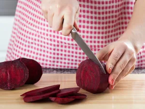 أسباب تحول لون البول إلى أحمر بعد تناول الشمندر