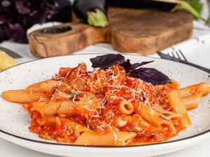 معكرونة بصوص الطماطم الكريمي 