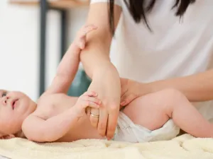 لون براز الطفل..ماذا يخبرك عن حالته الصحية؟