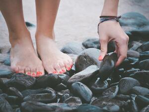 ما تفسير رؤيتك حافي القدمين في الأحلام؟