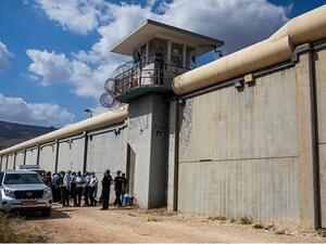 الاحتلال يدفع بتعزيزات من قوات الأمن، داخل السجون