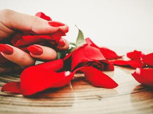 ما تفسير رؤية طلاء الأظافر في المنام؟