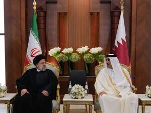 أمير قطر الشيخ تميم، ورئيس إيران رئيسي خلال جلسة مباحثات في الدوحة