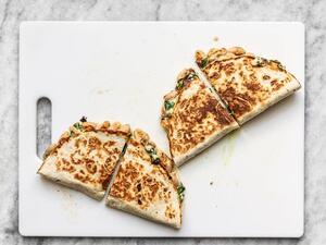 كاساديا الفاصوليا البيضاء الكريمية والسبانخ