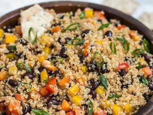 سلطة الكينوا المدخنة والفاصولياء السوداء