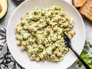 سلطة البصل الأخضر بالأعشاب والحمص