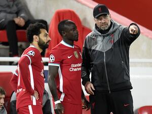 Liverpool's German manager Jurgen Klopp (R) speaks with Liverpool's Senegalese striker Sadio Mane (C) and Liverpool's Egyptian midfielder Mohamed Salah (L). / AFP / POOL / PETER POWELL Liverpool's German manager Jurgen Klopp (R) speaks with Liverpool's Senegalese striker Sadio Mane (C) and Liverpool's Egyptian midfielder Mohamed Salah (L). / AFP / POOL / PETER POWELL
