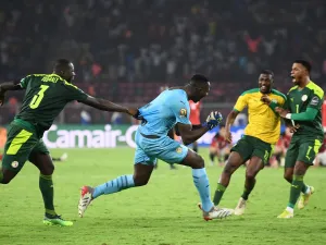 Senegal's goalkeeper Edouard Mendy (C) celebrates with teammates after winning the Africa Cup of Nations (CAN) 2021 final football match between Senegal and Egypt at Stade d'Olembe in Yaounde on February 6, 2022. (Photo by CHARLY TRIBALLEAU / AFP)