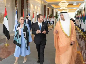 الرئيس الاسرائيلي "هرتسوغ" وزوجته مع الشيخ محمد بن زايد