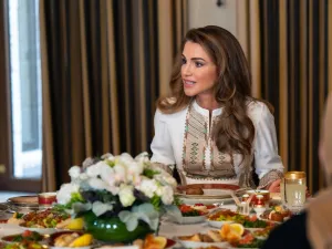 الملكة رانيا تتألق بالثوب في يوم المرأة العالمي