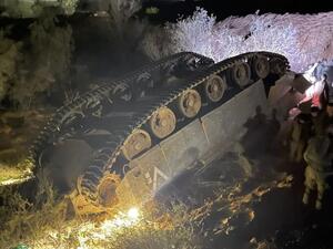 إصابة 10 جنود إسرائيليين في انقلاب مدرعة