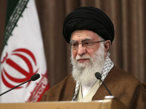 خامنئي: اميركا جرت زيلنسكي الى الحرب وتركته