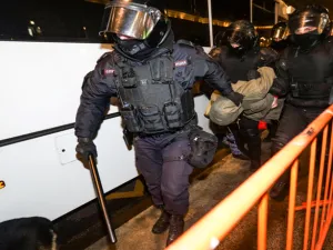 اعتقال 60 شخصا في 23 من أقاليم البلاد يتهمون بأنهم أنصار منظمة شبابية أوكرانية ذات توجهات نازية.