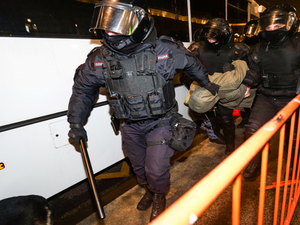 اعتقال 60 شخصا في 23 من أقاليم البلاد يتهمون بأنهم أنصار منظمة شبابية أوكرانية ذات توجهات نازية.