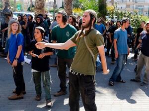 مستوطنون يهاجمون مركبات فلسطينية بالضفة الغربية