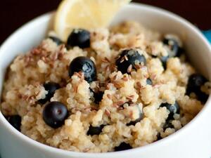 فطور الكينوا بالليمون والتوت