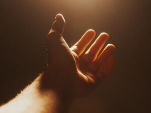 ما تفسير رؤية الهدايا من الأموات في المنام؟