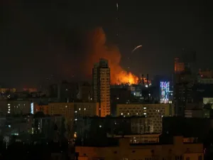 سقوط صاروخ على مبنى في كييف