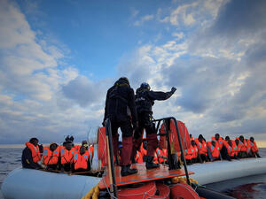 غرق زورق في المتوسط