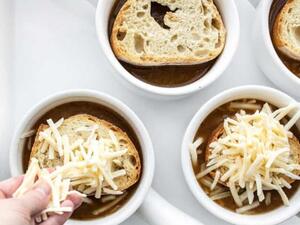 شوربة البصل الفرنسية الكلاسيكية