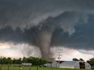 وقع الإعصار مع استمرار نظام عاصفة كبير في اختراق أجزاء من جنوب الولايات المتحدة