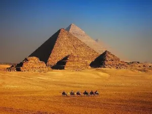  الهرم الأكبر أو هرم خوفو هو الأثر الوحيد الباقي من عجائب الدنيا السبع