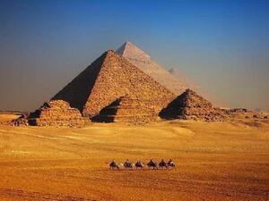  الهرم الأكبر أو هرم خوفو هو الأثر الوحيد الباقي من عجائب الدنيا السبع