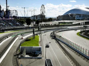 Photograph taken on September 24, 2021l shows drivers as they steer their cars during the second practice session for the Formula One Russian Grand Prix at the Sochi Autodrom circuit in Sochi. (Photo by Alexander NEMENOV / AFP) / NO USE AFTER MARCH 27, 2022 12:52:31 GMT