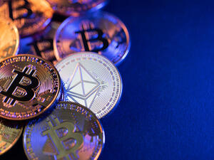 أسعار العملات الرقمية: البيتكوين ينخفض إلى 43 ألف دولار